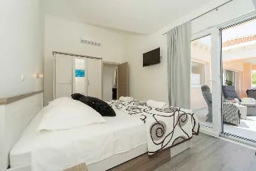 Seafront Villa with Pool & Jacuzzi in Korčula