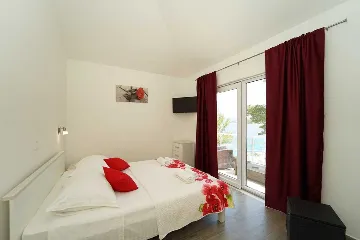 Seafront Villa with Pool & Jacuzzi in Korčula