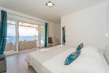 Seafront Villa with Pool & Jacuzzi in Korčula
