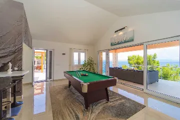 Seafront Villa with Pool & Jacuzzi in Korčula