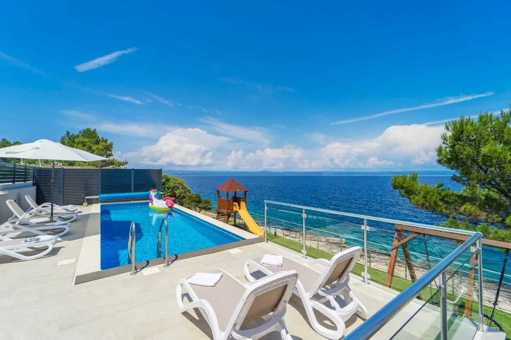 Seafront Villa with Pool & Jacuzzi in Korčula