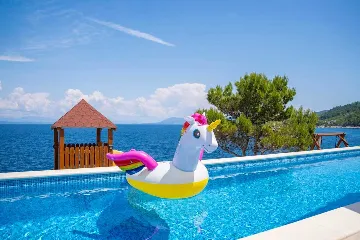 Seafront Villa with Pool & Jacuzzi in Korčula