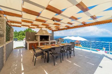 Seafront Villa with Pool & Jacuzzi in Korčula
