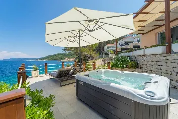 Seafront Villa with Pool & Jacuzzi in Korčula
