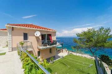 Seafront Villa with Pool & Jacuzzi in Korčula