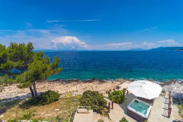 Seafront Villa with Pool & Jacuzzi in Korčula