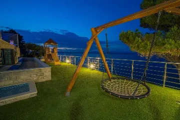 Seafront Villa with Pool & Jacuzzi in Korčula