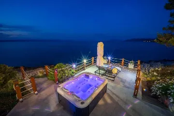Seafront Villa with Pool & Jacuzzi in Korčula