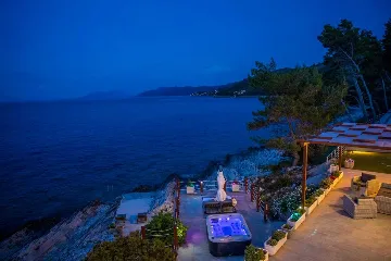 Seafront Villa with Pool & Jacuzzi in Korčula