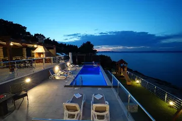 Seafront Villa with Pool & Jacuzzi in Korčula