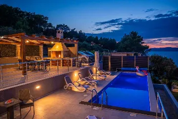 Seafront Villa with Pool & Jacuzzi in Korčula