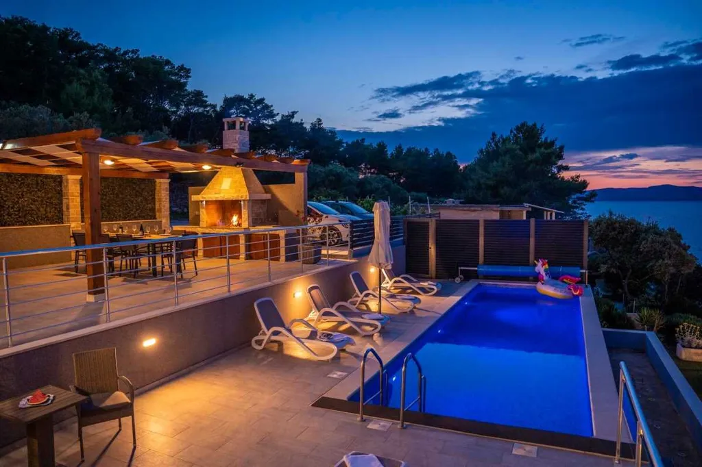 Seafront Villa with Pool & Jacuzzi in Korčula