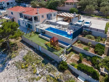 Seafront Villa with Pool & Jacuzzi in Korčula