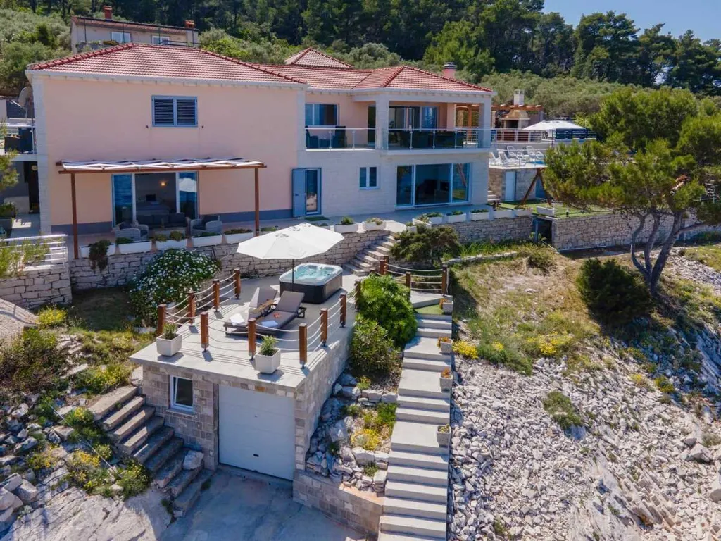 Seafront Villa with Pool & Jacuzzi in Korčula