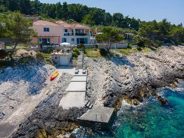 Seafront Villa with Pool & Jacuzzi in Korčula