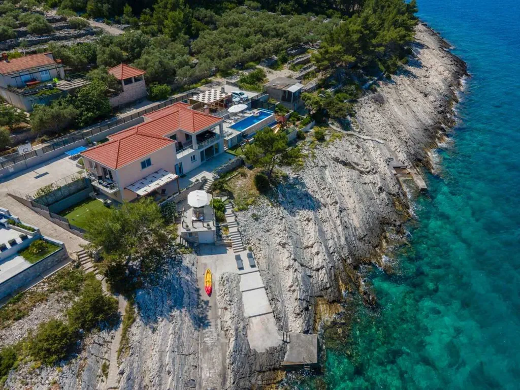 Seafront Villa with Pool & Jacuzzi in Korčula