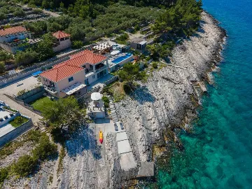 Seafront Villa with Pool & Jacuzzi in Korčula