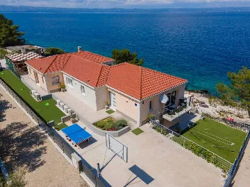 Seafront Villa with Pool & Jacuzzi in Korčula