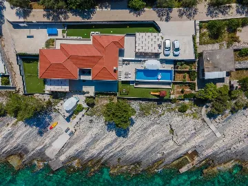 Seafront Villa with Pool & Jacuzzi in Korčula