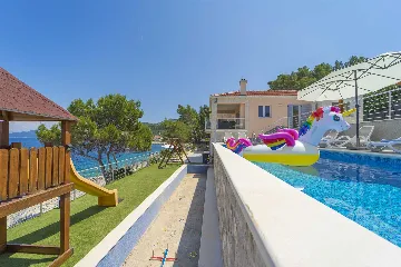 Seafront Villa with Pool & Jacuzzi in Korčula