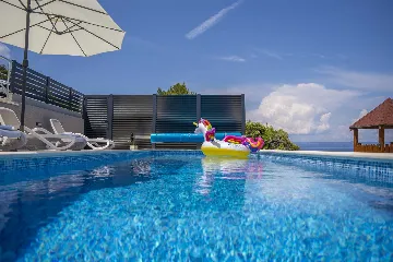 Seafront Villa with Pool & Jacuzzi in Korčula