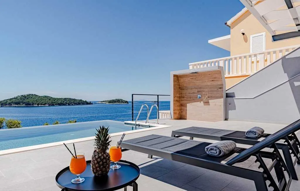 2-Bedroom Villa with Private Pool in Blato