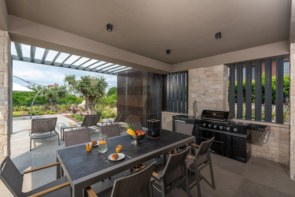 4-Bedroom Villa with Heated Pool in Višnjan