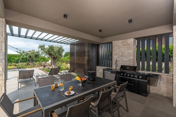 4-Bedroom Villa with Heated Pool in Višnjan