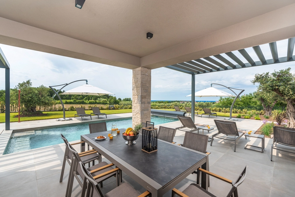 4-Bedroom Villa with Heated Pool in Višnjan