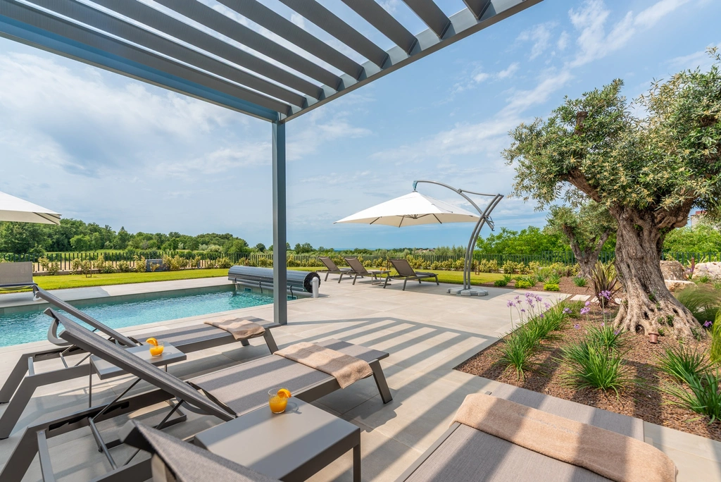 4-Bedroom Villa with Heated Pool in Višnjan