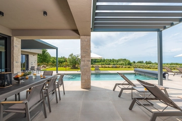 4-Bedroom Villa with Heated Pool in Višnjan