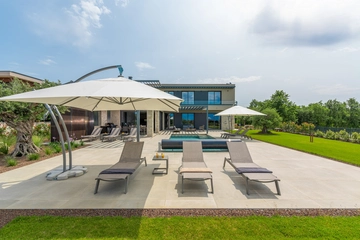 4-Bedroom Villa with Heated Pool in Višnjan