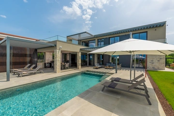 4-Bedroom Villa with Heated Pool in Višnjan