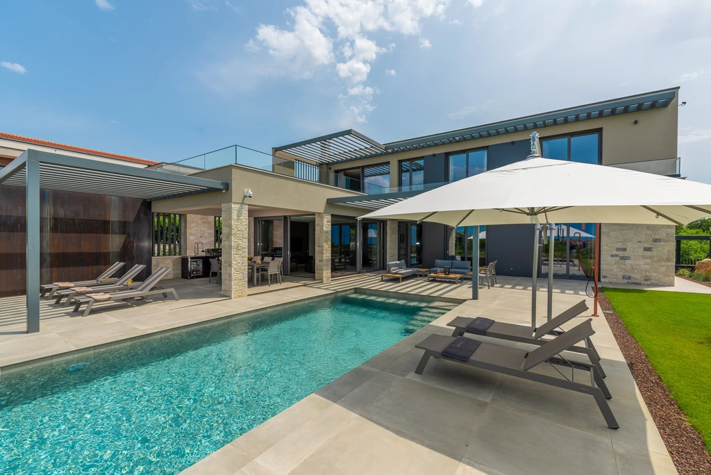 4-Bedroom Villa with Heated Pool in Višnjan