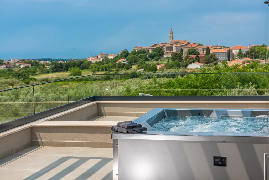 4-Bedroom Villa with Heated Pool in Višnjan
