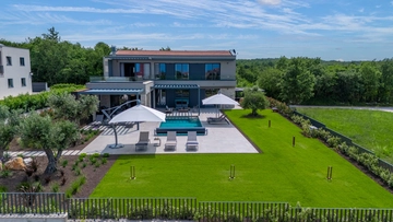 4-Bedroom Villa with Heated Pool in Višnjan