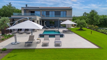 4-Bedroom Villa with Heated Pool in Višnjan