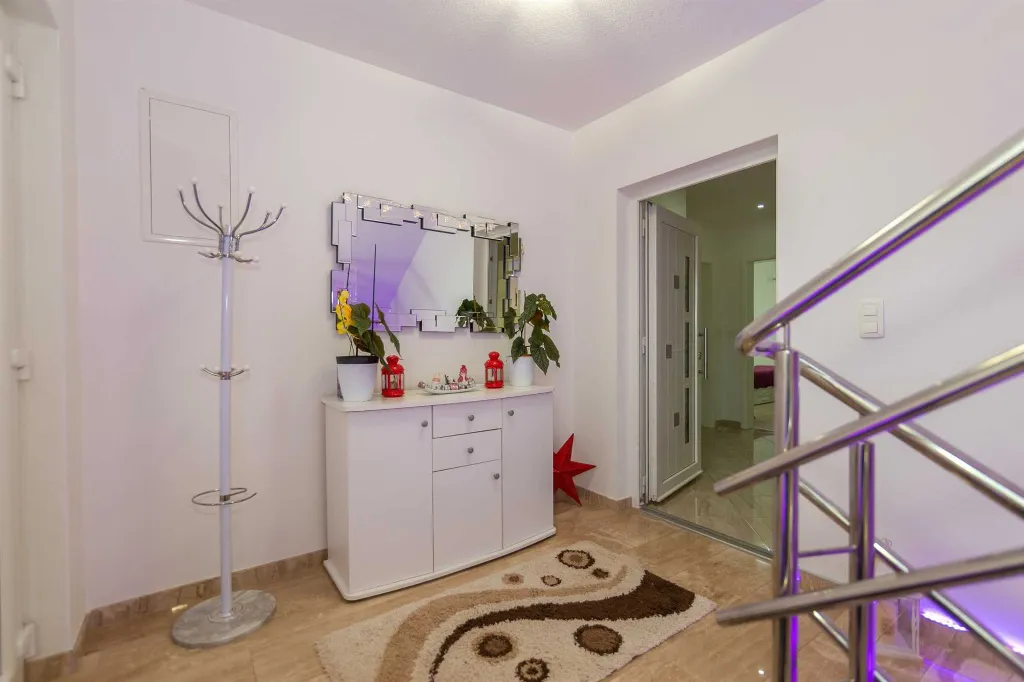 Family Villa with Private Pool in Cista Provo