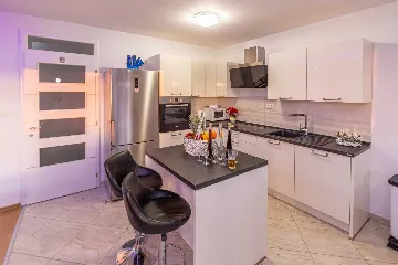 Family Villa with Private Pool in Cista Provo