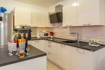 Family Villa with Private Pool in Cista Provo