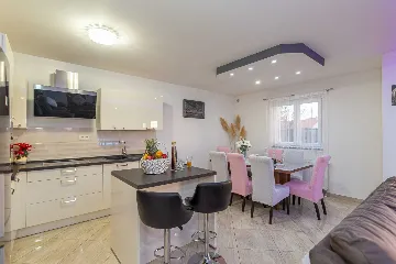 Family Villa with Private Pool in Cista Provo