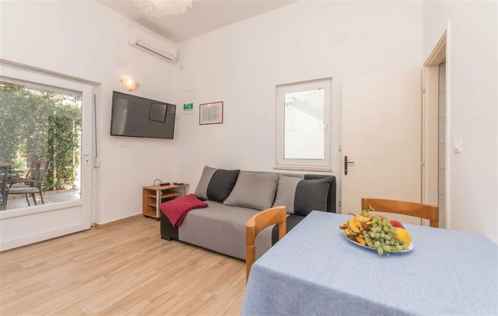 Apartment in Turanj for 4 Guests with Seaview Terrace