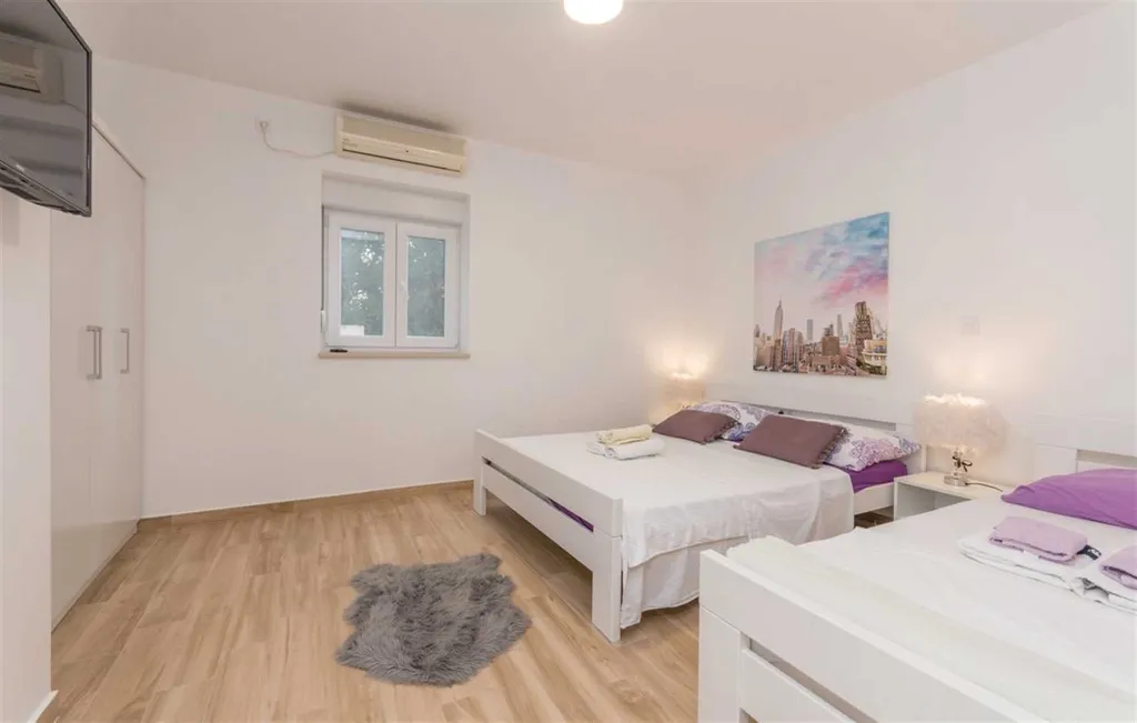 Turanj 2-Bedroom Apartment Sleeps 4 Near the Sea