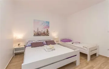 Turanj 2-Bedroom Apartment Sleeps 4 Near the Sea