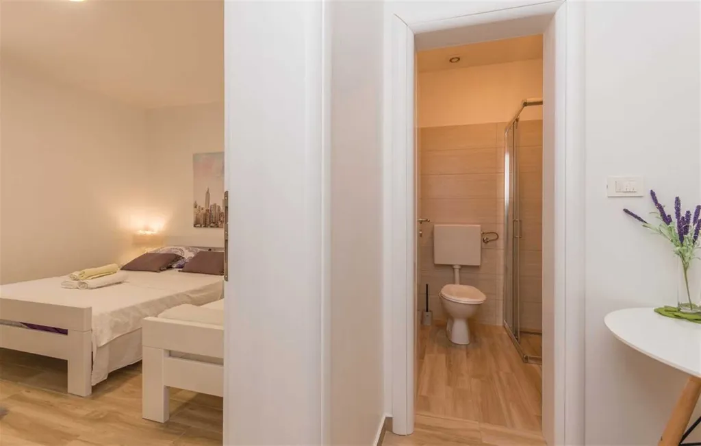Turanj 2-Bedroom Apartment Sleeps 4 Near the Sea