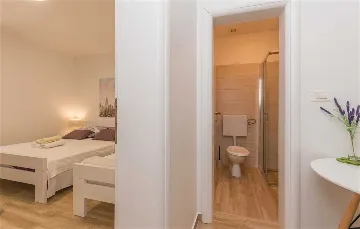 Turanj 2-Bedroom Apartment Sleeps 4 Near the Sea