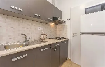 Turanj 2-Bedroom Apartment Sleeps 4 Near the Sea