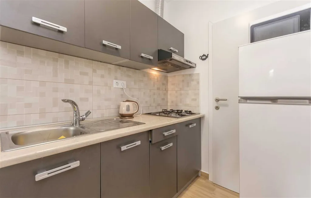 Turanj 2-Bedroom Apartment Sleeps 4 Near the Sea
