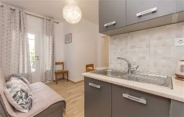 Turanj 2-Bedroom Apartment Sleeps 4 Near the Sea