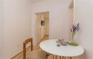 Turanj 2-Bedroom Apartment Sleeps 4 Near the Sea